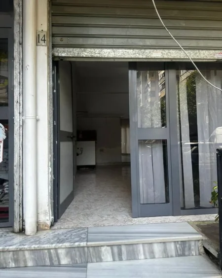 Tirane, jepet me qera dyqan Kati 1, 28 m² 400 € (Rr:Kavajes ,Ish Parku i Autobuzave)