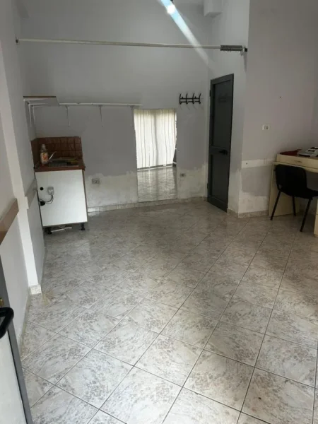 Tirane, jepet me qera dyqan Kati 1, 28 m² 400 € (Rr:Kavajes ,Ish Parku i Autobuzave)