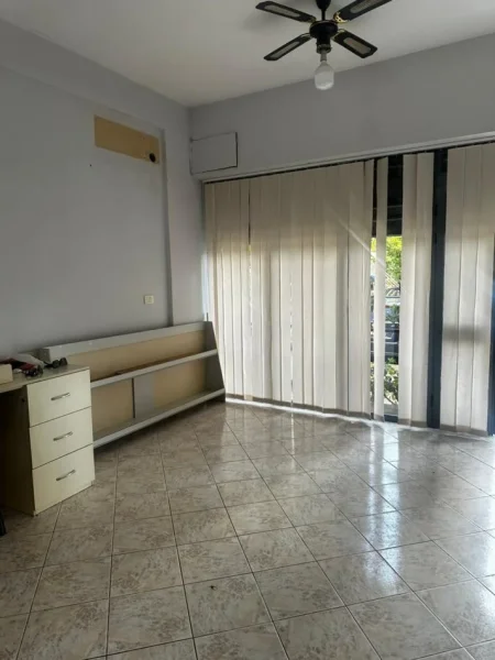 Tirane, jepet me qera dyqan Kati 1, 28 m² 400 € (Rr:Kavajes ,Ish Parku i Autobuzave)