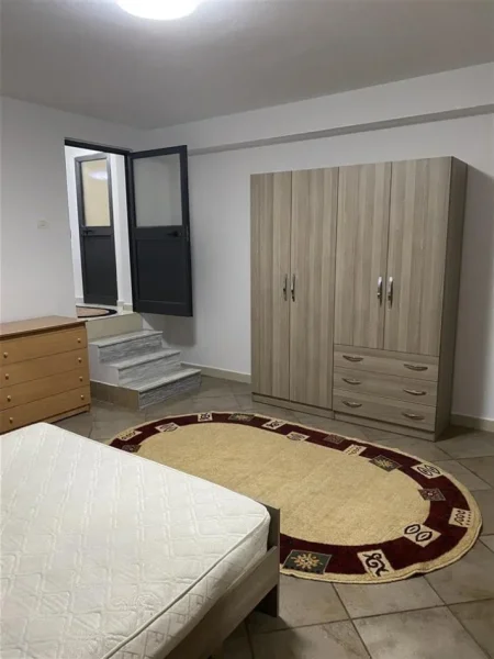 Tirane, jepet me qera apartament 1+1 Kati 1, 65 m² 300 € (Selite)