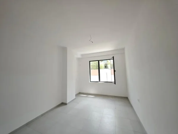 Tirane, Ambient biznesi me qira Kati 3, 94 m² 850 € (Pazari Ri)
