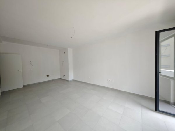 Tirane, Ambient biznesi me qira Kati 3, 94 m² 850 € (Pazari Ri)