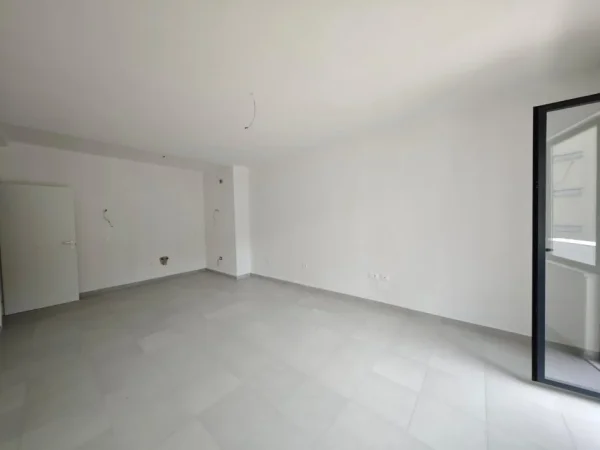 Tirane, Ambient biznesi me qira Kati 3, 94 m² 850 € (Pazari Ri)