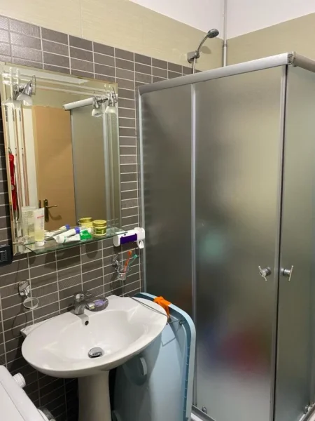 Tirane, jepet me qera apartament 2+1+Ballkon Kati 7, 105 m² 450 € (Astir,sa kalon BarArtistin afer lulishtes)