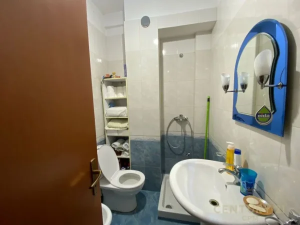Tirane, jepet me qera apartament 1+1 Kati 4, 55 m² 450 € (BILL KLINTON)
