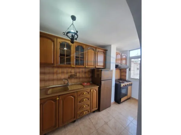 Tirane, jepet me qera apartament 2+1 Kati 5, 78 m² 400 € (Ali Demi)
