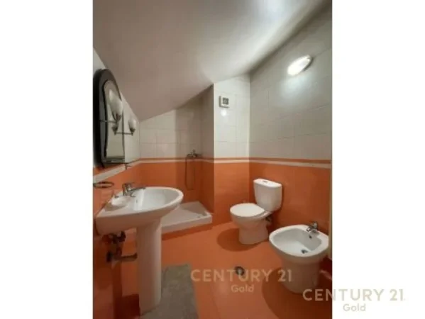 Tirane, jepet me qera apartament duplex Dublex Kati 4, 120 m² 450 € (LIQENI THATE)