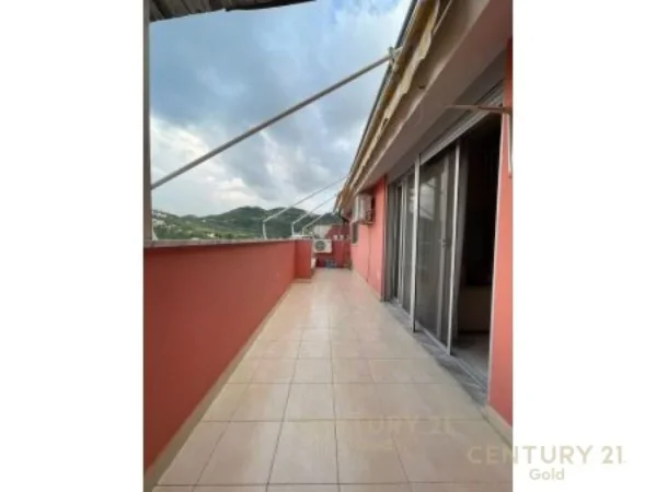 Tirane, jepet me qera apartament duplex Dublex Kati 4, 120 m² 450 € (LIQENI THATE)