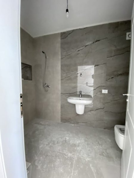 Tirane, jepet me qera apartament 1+1+BLK Kati 6, 55 m² 350 Euro (Tom plezha)