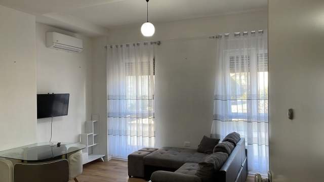 Tirane, jepet me qera apartament 1+1+BLK Kati 1, 55 m² 400 Euro (Rruga Muhamed Gjollesha)