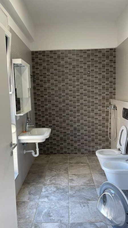 Tirane, jepet me qera apartament 1+1+BLK Kati 1, 55 m² 400 Euro (Rruga Muhamed Gjollesha)