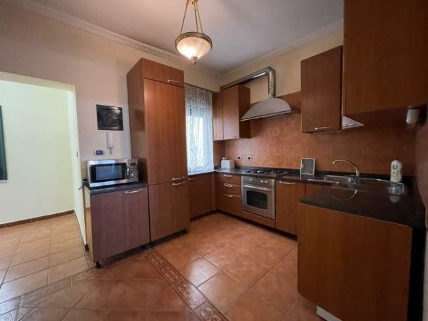 Tirane, jepet me qera apartament 2+1+BLK Kati 5, 120 m² 650 Euro (vaso pasha)