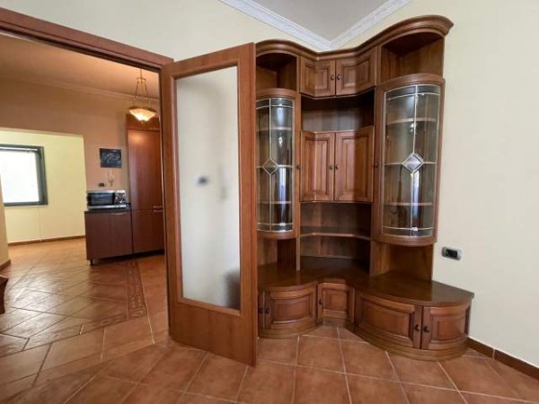 Tirane, jepet me qera apartament 2+1+BLK Kati 5, 120 m² 650 Euro (vaso pasha)