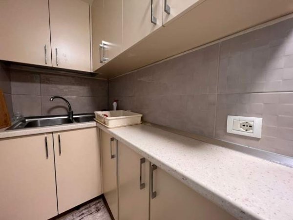 Tirane, jepet me qera apartament 1+1 Kati 1, 65 m² 400 Euro (21 Dhjetori)