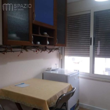 Tirane, jepet me qera dhome Kati 5, 300 Euro (Rruga ''Fortuzi'')
