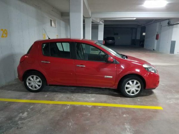 Tirane, shes makine Renault Clio Viti 2011, 4.700 Euro