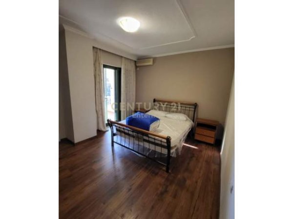 Tirane, jap me qera apartament 2+1+BLK Kati 10, 96 m² 1.000 Euro (ish blloku)