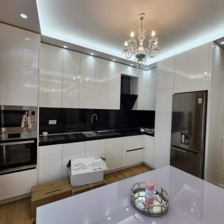 Tirane, jepet me qera apartament 3+1 Kati 6, 115 m² 900 Euro (rruga e Dibres)