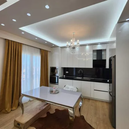 Tirane, jepet me qera apartament 3+1 Kati 6, 115 m² 900 Euro (rruga e Dibres)