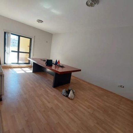 Tirane, jepet me qera Penthouse 4+1+BLK 140 m² 800 Euro (Ish kinema 17 Nëntori)