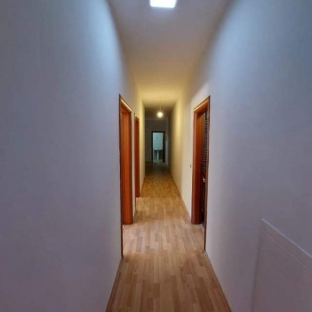 Tirane, jepet me qera Penthouse 4+1+BLK 140 m² 800 Euro (Ish kinema 17 Nëntori)
