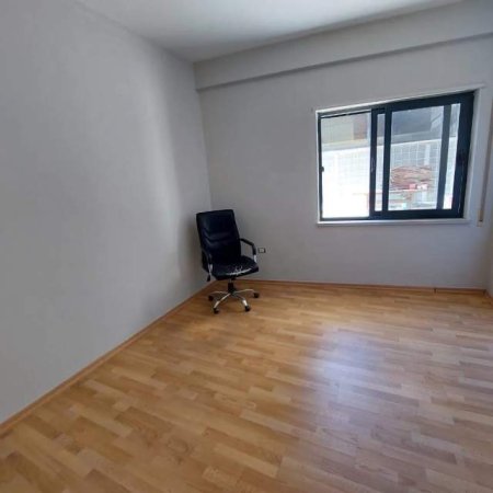 Tirane, jepet me qera Penthouse 4+1+BLK 140 m² 800 Euro (Ish kinema 17 Nëntori)