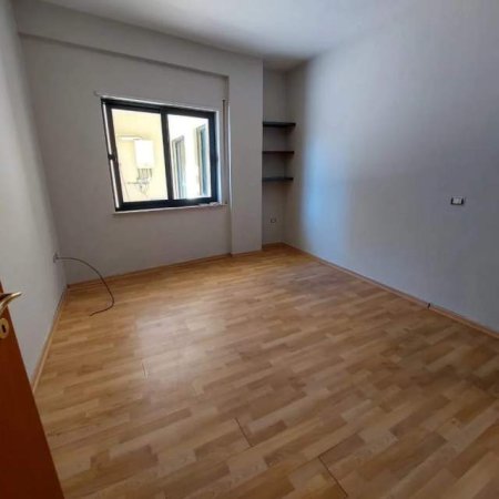 Tirane, jepet me qera Penthouse 4+1+BLK 140 m² 800 Euro (Ish kinema 17 Nëntori)