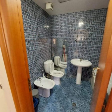 Tirane, jepet me qera Penthouse 4+1+BLK 140 m² 800 Euro (Ish kinema 17 Nëntori)