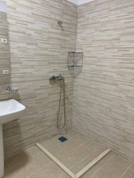 Tirane, jepet me qera apartament 1+1 Kati 2, 70 m² 300 Euro (Pranë  American 2)
