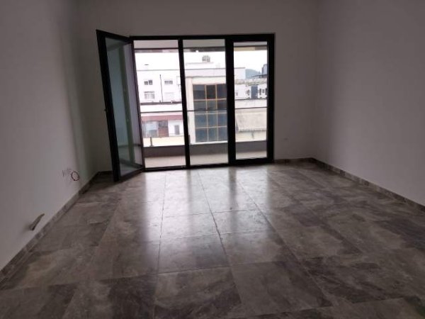 Tirane, jepet me qera apartament Kati 6, 550 Euro (Rruga e kavajes, Sq21)