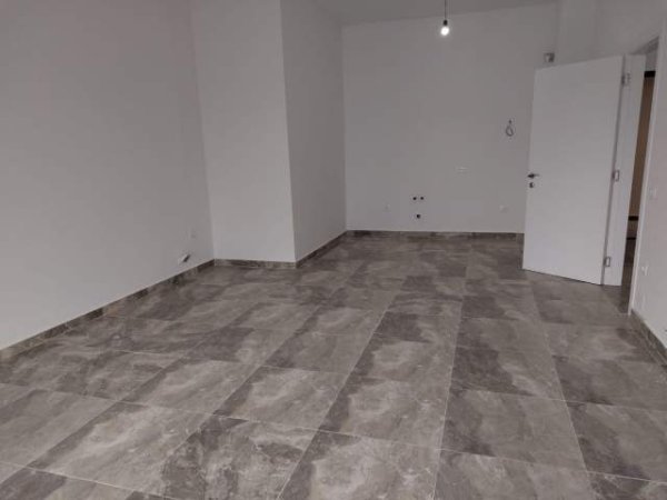 Tirane, jepet me qera apartament Kati 6, 550 Euro (Rruga e kavajes, Sq21)