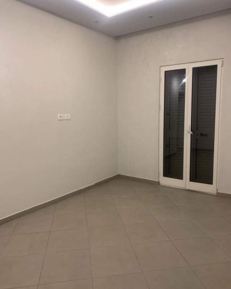 Tirane, jepet me qera apartament 400 Euro (Vaso Pasha)