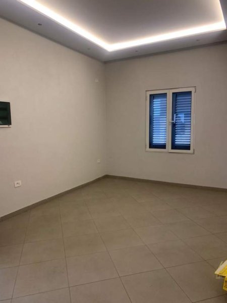 Tirane, jepet me qera apartament 400 Euro (Vaso Pasha)