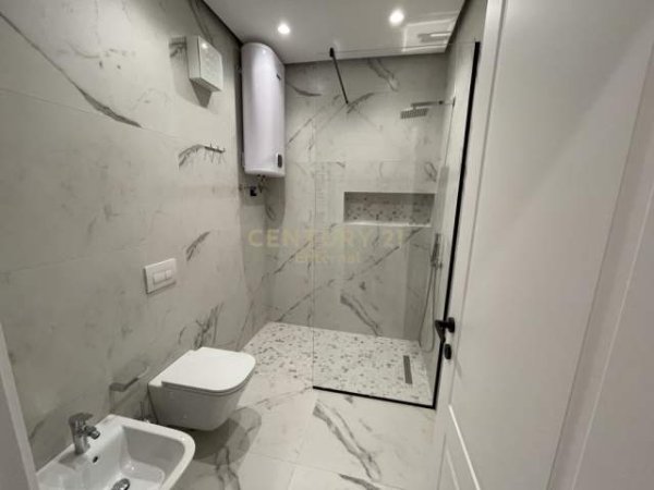 Tirane, jepet me qera apartament 2+1+BLK Kati 7, 110 m² 800 Euro (Nenkalimi i Komunes se Parisit)