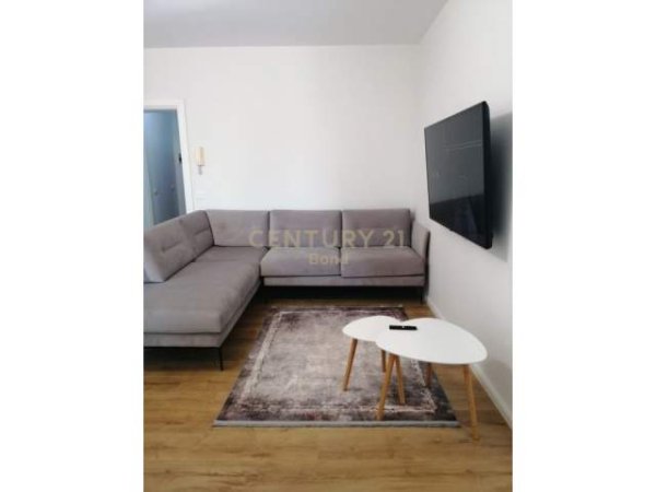 Tirane, jepet me qera apartament 5+1 Kati 5, 112 m² 950 Euro (Garda Pallatri Vega)