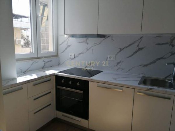 Tirane, jepet me qera apartament 5+1 Kati 5, 112 m² 950 Euro (Garda Pallatri Vega)