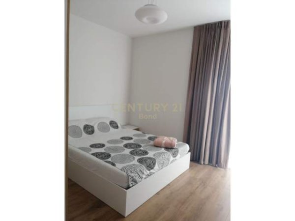 Tirane, jepet me qera apartament 5+1 Kati 5, 112 m² 950 Euro (Garda Pallati Vega)