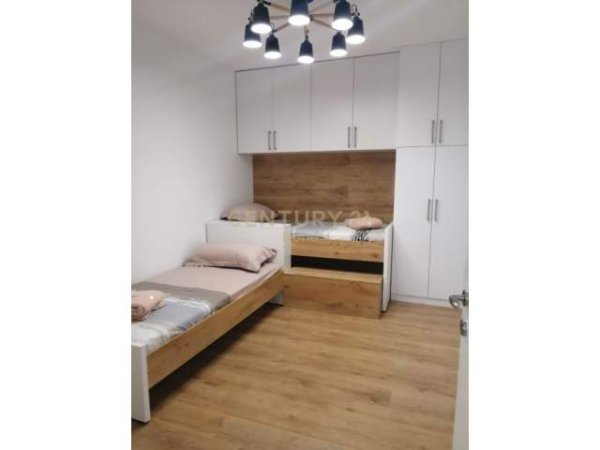 Tirane, jepet me qera apartament 5+1 Kati 5, 112 m² 950 Euro (Garda Pallati Vega)