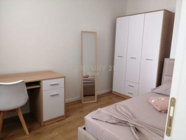 Tirane, jepet me qera apartament 5+1 Kati 5, 112 m² 950 Euro (Garda Pallatri Vega)