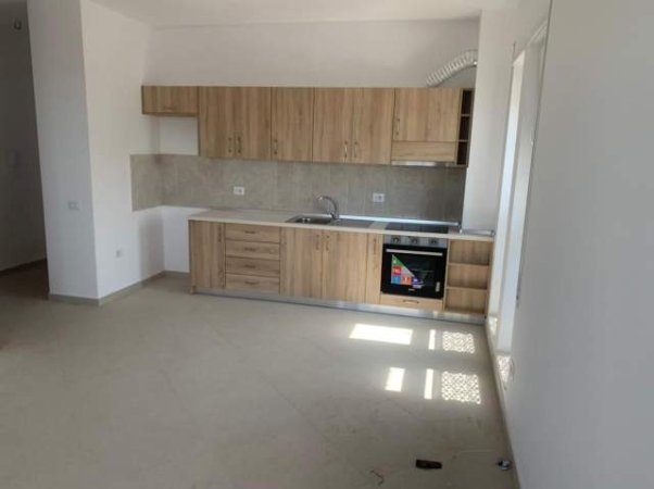 Tirane, jepet me qera apartament 2+1 300 Euro (Rruga e Dibres)