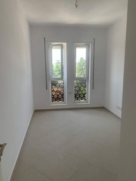 Tirane, jepet me qera apartament 2+1 300 Euro (Rruga e Dibres)