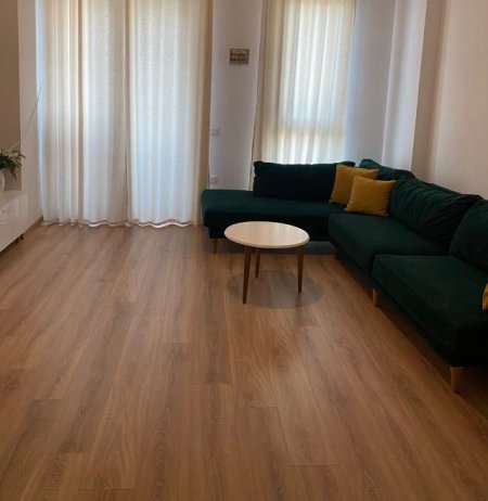 Tirane, jepet me qera apartament 2+1 Kati 4, 700 Euro (Kompleksi sq21)