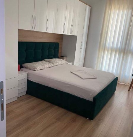Tirane, jepet me qera apartament 2+1 Kati 4, 700 Euro (Kompleksi sq21)