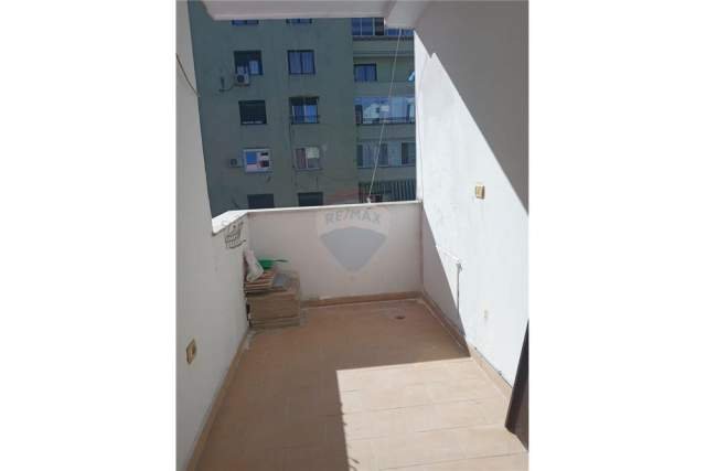 Tirane, jepet me qera apartament 2+1 Kati 1, 85 m² 400 Euro (tefta tashko pazari ri)