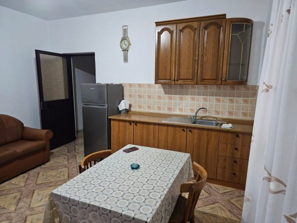 Tirane, jepet me qera apartament 1+1 Kati 0, 50 m² 300 € (Besim Fagu_afer Spitaleve)