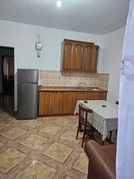Tirane, jepet me qera apartament 1+1 Kati 0, 50 m² 300 € (Besim Fagu_afer Spitaleve)