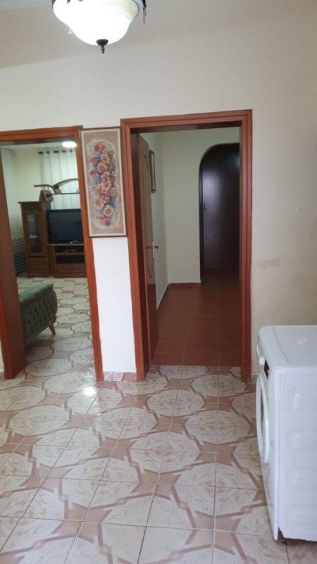 Tirane, jepet me qera Vile 1+1 Kati 1, 65 m² 400 € (Rruga e kavajes)
