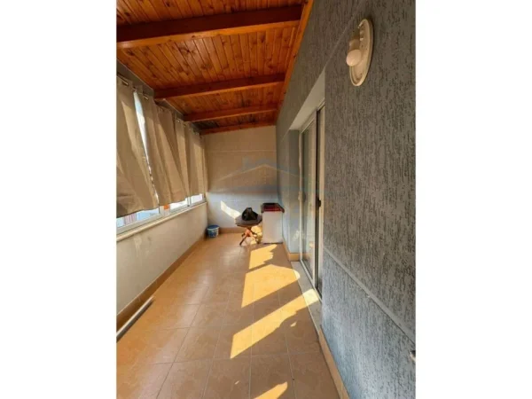 Tirane, jepet me qera apartament 2+1+Ballkon Kati 5, 110 m² 450 € (Unaza e Re)