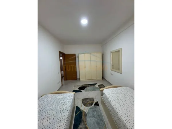 Tirane, jepet me qera apartament 2+1+Ballkon Kati 5, 110 m² 450 € (Unaza e Re)