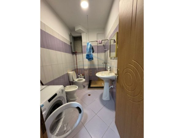 Tirane, jepet me qera apartament 2+1+Ballkon Kati 5, 110 m² 450 € (Unaza e Re)